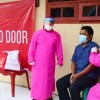 Presiden Joko Widodo saat meninjau langsung program vaksinasi Covid-19 di Kampung Pengampaan, Kecamatan Harjamukti, Kota Cirebon, Jawa Barat.